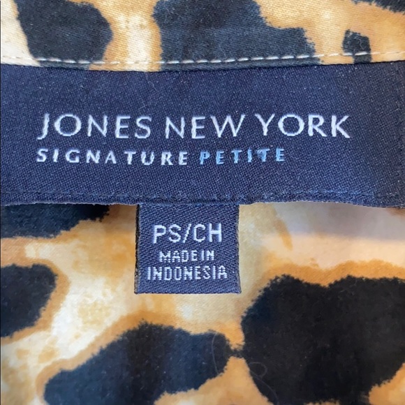 Striking fitted leopard print blouse - Picture 2 of 4